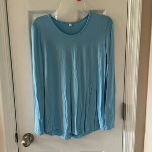 Small long sleeve activewear T-shirt w/ thumb holes from Amazon excellent cond
